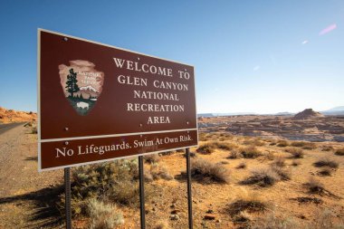 Arizona, Page 'deki Glen Canyon Ulusal Rekreasyon Bölgesi tabelası.