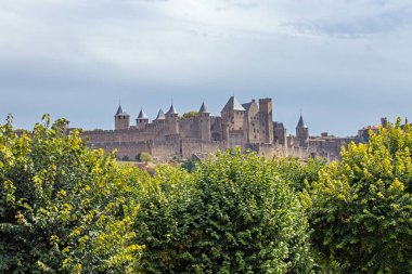 Şehir merkezinden duvarlı şehir manzarası