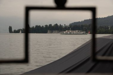 İsviçre 'de Lucern Gölü' nde yelken açan büyük güzel bir gemi.
