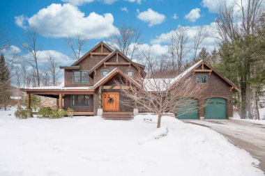 Dağlarda özel yapım bir ev. Dış görünüş.