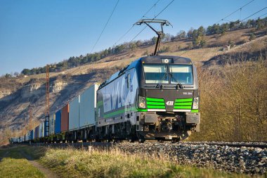 Bir konteyner treni WLC 'den 193 sınıfı elektrikli bir lokomotif tarafından Thuengersheim' den çekilir.