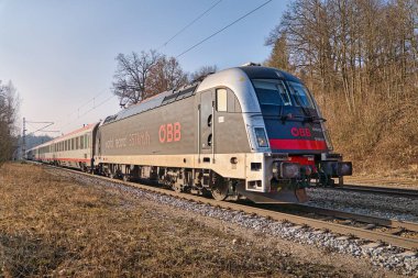 OEBB sınıfı 1216 elektrikli lokomotif tarafından çıkarılan bir Eurocity