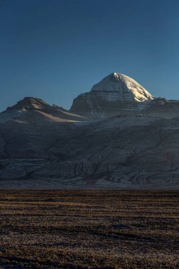 Taqin County, Ali Bölgesi, Tibet, Çin 'deki Kailash Dağı' nın dikey görüntüsü