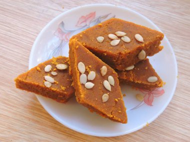 Yerel dilde Besan barfi adında bir Hint tatlısı. Gram un, yoğunlaştırılmış süt ve şekerden yapılır..