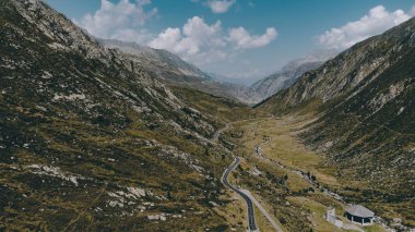 Alplerdeki güzel yeşil Gotthard Geçidi 'nin manzarası.