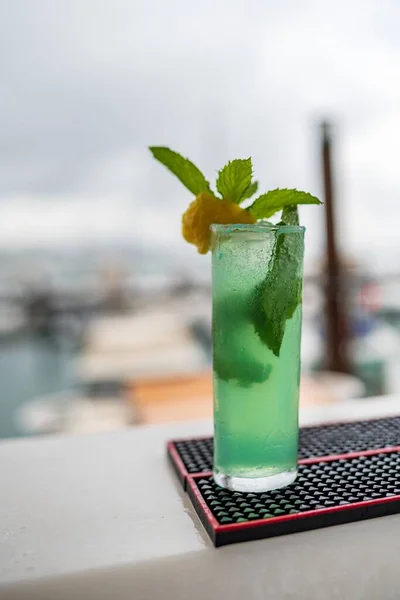 Colpo Verticale Bicchiere Cocktail Con Foglie Menta Bancone Del Bar — Foto Stock
