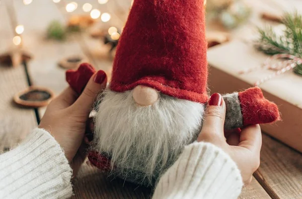 Close Photo Hands Holding Red Christmas Gnome Wooden Table — Stock Photo, Image