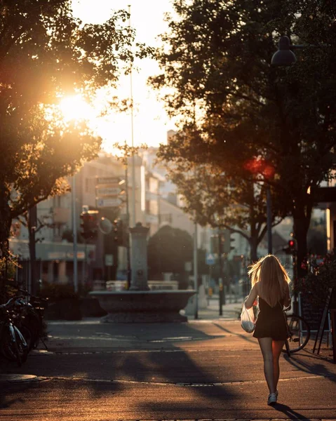 Μια Κάθετη Φωτογραφία Μιας Ξανθιάς Γυναίκας Περπατάει Στους Δρόμους Της — Φωτογραφία Αρχείου