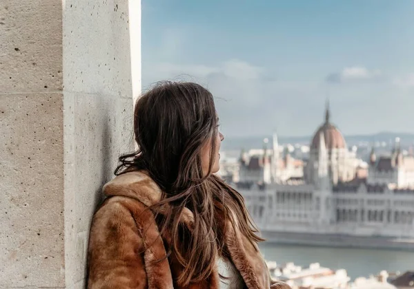 Shallow Focus Shot Young Beautiful Female Looking Cityscape Budapest Hungary — Stock Photo, Image