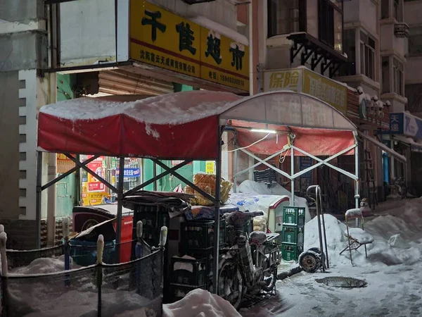 Çin Shenyang Karla Kaplı Bir Mağazanın Arkasında Bir Grup Deponun — Stok fotoğraf