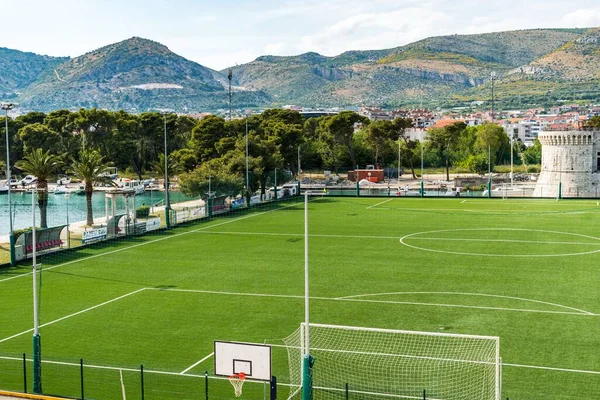 克罗地亚Trogir镇一个绿色足球场的鸟瞰图 — 图库照片