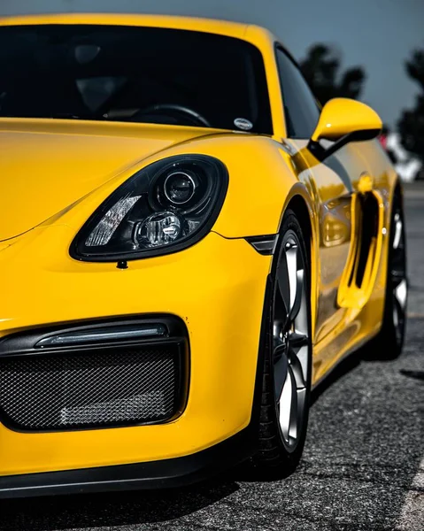Függőleges Kilátás Elülső Egy Hipnotizáló Sárga Porsche Cayman Sportheg Szabadban — Stock Fotó
