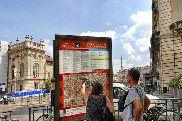 Kilku Zagranicznych Turystów Konsultujących Mapę Miasta Aulic Castle Square — Zdjęcie stockowe