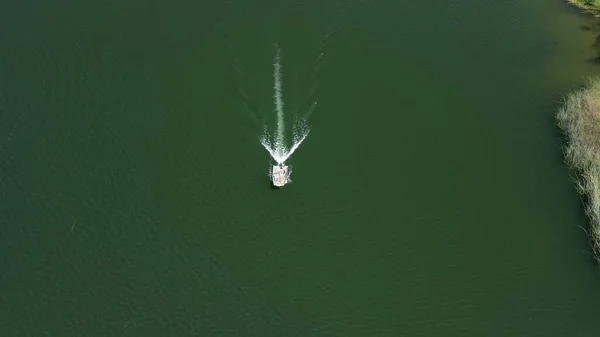 Eine Luftaufnahme Des Bootes Das Auf Dem Grünen Wasser Segelt — Stockfoto