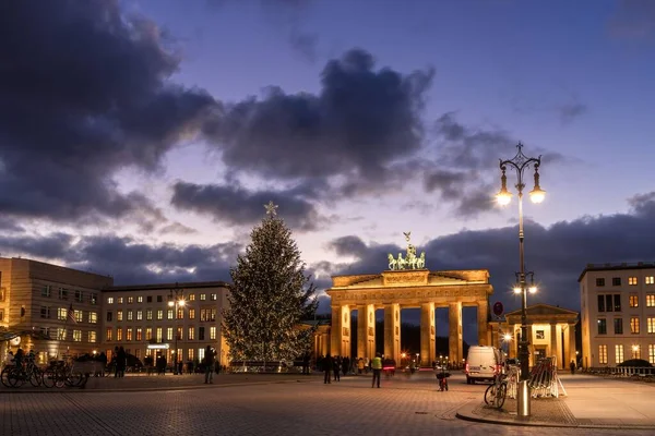 Uma Vista Noturna Portão Brandemburgo Durante Natal — Fotografia de Stock
