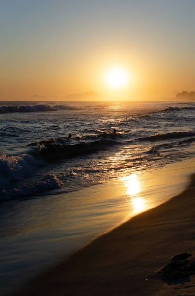 Malebný Záběr Písečné Pláže Siluety Lidí Surfujících Vysokých Vlnách Zlaté — Stock fotografie