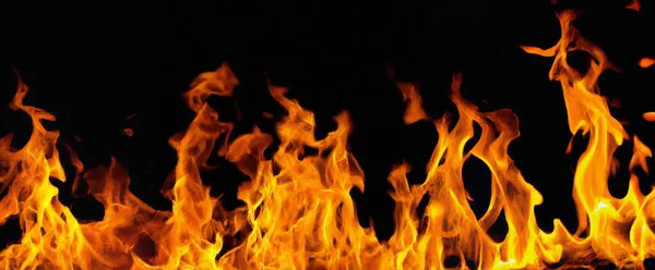 Eine Panoramische Darstellung Von Feuer Und Flamme Isoliert Auf Dunklem — Stockfoto