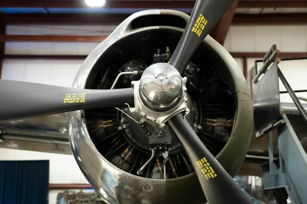 Śruba Samolotu Czasów Wojny Światowej Hangarze Rozmytym Tle — Zdjęcie stockowe