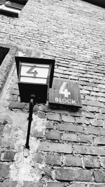 Vertikale Aufnahme Einer Straßenlaterne Mit Der Hausnummer Konzentrationslager Auschwitz — Stockfoto