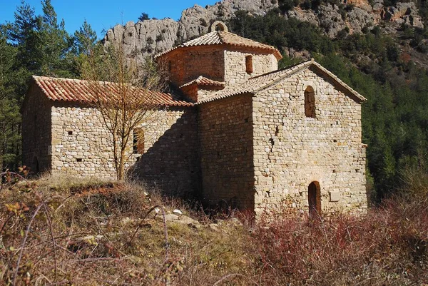 Eine Alte Steinkapelle Umgeben Von Pflanzen Und Bergen — Stockfoto