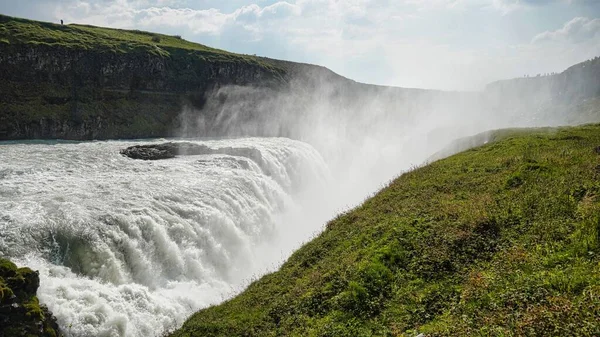 Het Schilderachtige Uitzicht Gullfoss Watervallen Het Groen Een Zonnige Dag — Stockfoto