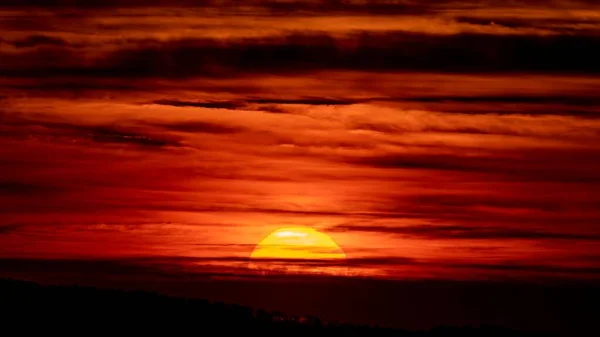 Una Hermosa Vista Sol Poniente Cielo Iluminado Por Rojo Puede — Foto de Stock