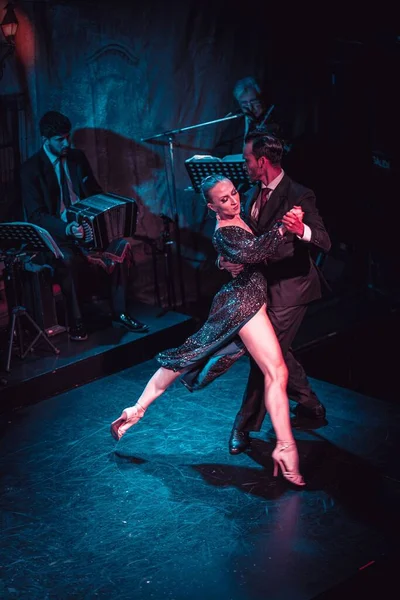 Pionowe Ujęcie Pary Tańczącej Argentyńskie Tango — Zdjęcie stockowe