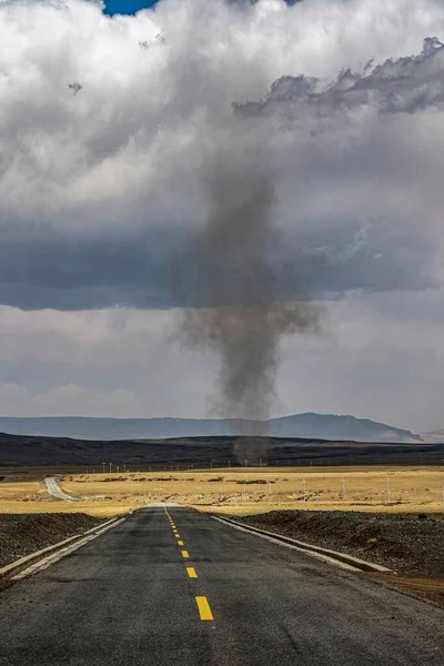 Tiro Vertical Pequeno Tornado Visível Perto Uma Estrada Nacional Condado — Fotografia de Stock