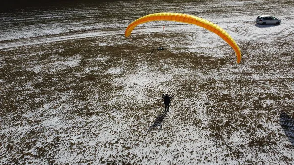 Gleitschirmflug Über Einer Schneewiese Tschechien — Stockfoto
