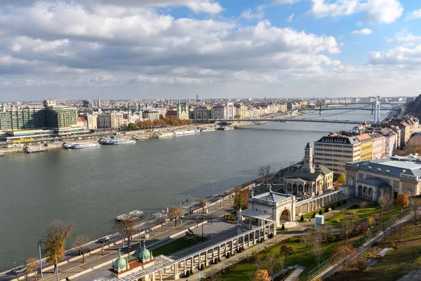 Macaristan Tuna Nehri Üzerinde Köprüleri Olan Güzel Bir Budapeşte Şehri — Stok fotoğraf