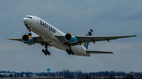 Eastern Airlines Boeing 777 Απογειώνεται Στο Αεροδρόμιο Του Κάνσας Σίτι — Φωτογραφία Αρχείου