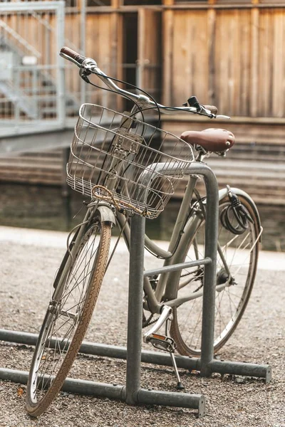 Вертикальный Снимок Велосипеда Корзиной Передней Части Стоянки Велосипедов — стоковое фото