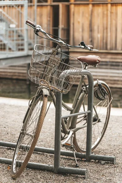 Disparo Vertical Una Bicicleta Con Una Cesta Parte Delantera Estacionada —  Fotos de Stock