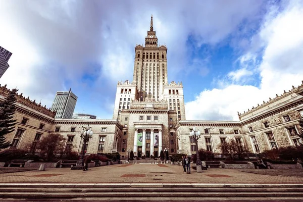 Gençlik Kültürü Bilim Sarayının Düşük Açılı Gökyüzü Arka Planı Varşova — Stok fotoğraf