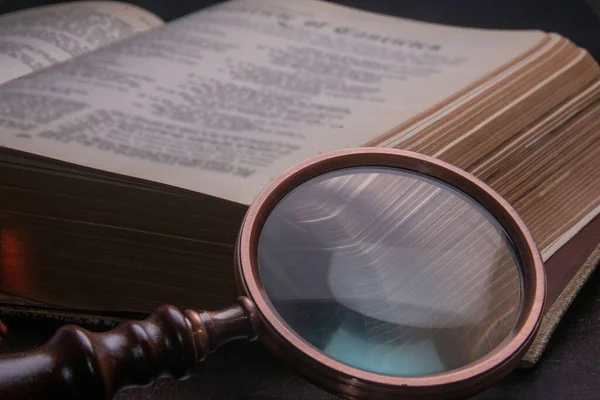 Крупним Планом Античний Збільшувальний Скляний Відпочинок Стародавній Книзі — стокове фото