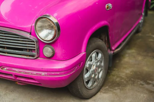 Крупный План Фары Розового Ретро Автомобиля Стоящего Снаружи — стоковое фото