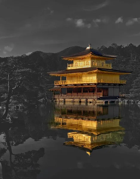 金碧辉煌的日本庙宇建在湖心 — 图库照片