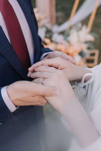 Eine Nahaufnahme Der Hände Von Braut Und Bräutigam — Stockfoto
