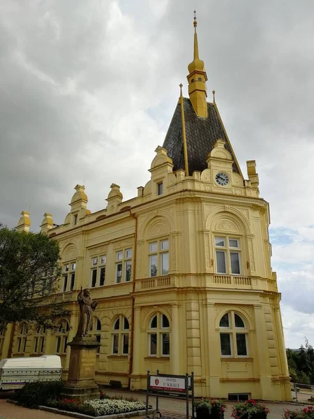 チェコ共和国ジシンの中心部にある歴史的塔の外観の垂直ショット — ストック写真