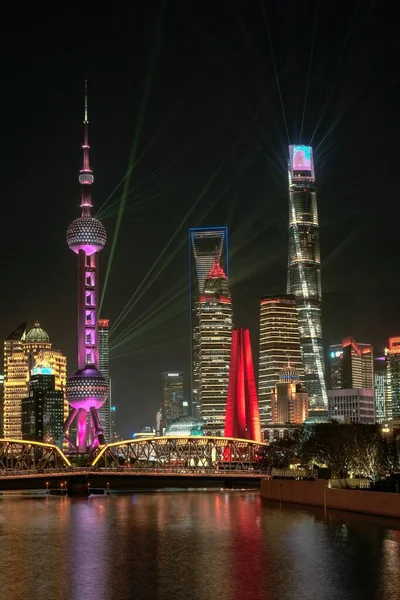 Plano Vertical Edificios Modernos Cerca Del Lago Por Noche Shanghai —  Fotos de Stock
