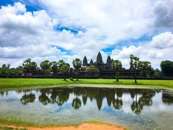 Estanque Poco Profundo Bajo Cielo Azul Nublado Con Angkor Wat —  Fotos de Stock