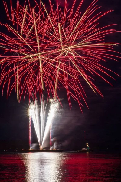 Eine Vertikale Aufnahme Von Leuchtend Rotem Und Weißem Feuerwerk Über — Stockfoto