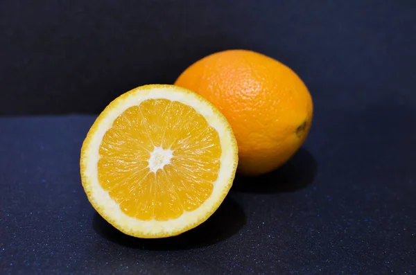 黒の背景に隔離されたスライスされたオレンジの果実の閉鎖 — ストック写真