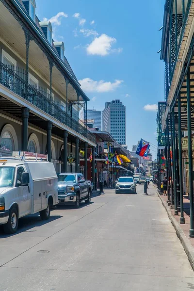 Fransız Mahallesi New Orleans Taki Binalar Arasındaki Bir Caddenin Dikey — Stok fotoğraf