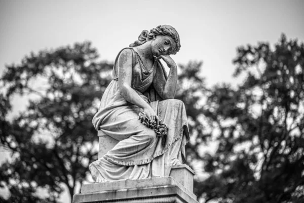 马里兰州巴尔的摩市Loudon Park坟场一座悲伤的天使雕像的灰度图像 — 图库照片