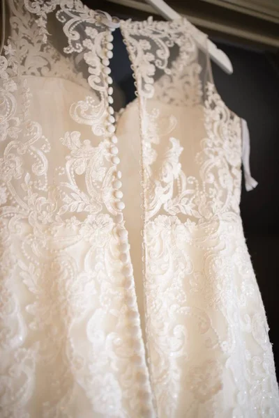 Vertikální Detailní Záběr Bílé Závěsné Svatební Šaty — Stock fotografie