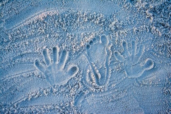 Lustige Abdrücke Von Handflächen Und Füßen Auf Dem Schnee — Stockfoto