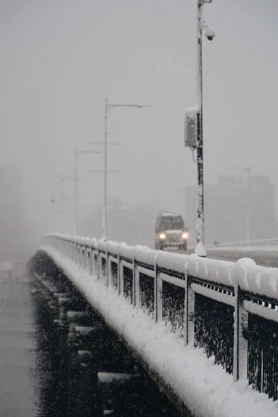 ケンブリッジの車と霧の多い空とハーバード橋の吹雪のシーン — ストック写真