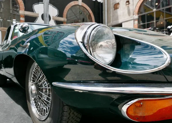 在葡萄牙里斯本的工厂里 一辆经典的E型美洲虎牌汽车的特写镜头 — 图库照片