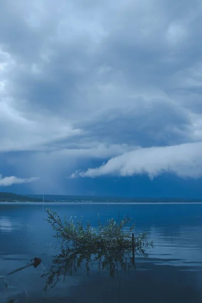 Piękny Widok Jeziora Lesie Pod Zachmurzonym Niebem — Zdjęcie stockowe